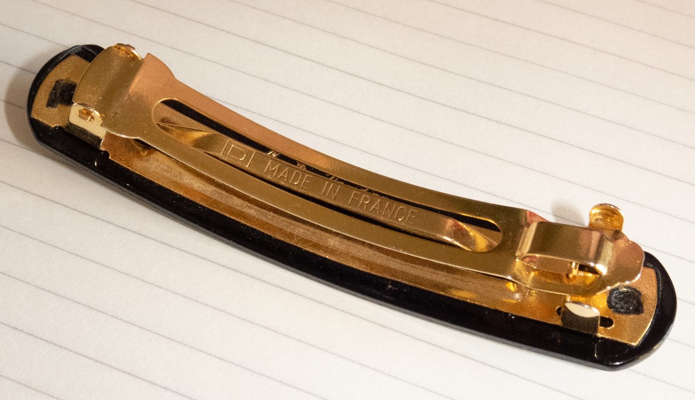 Monture Delsol dorée frappée du D et de la mention Made in France, au dos d'une barrette MC Davidian