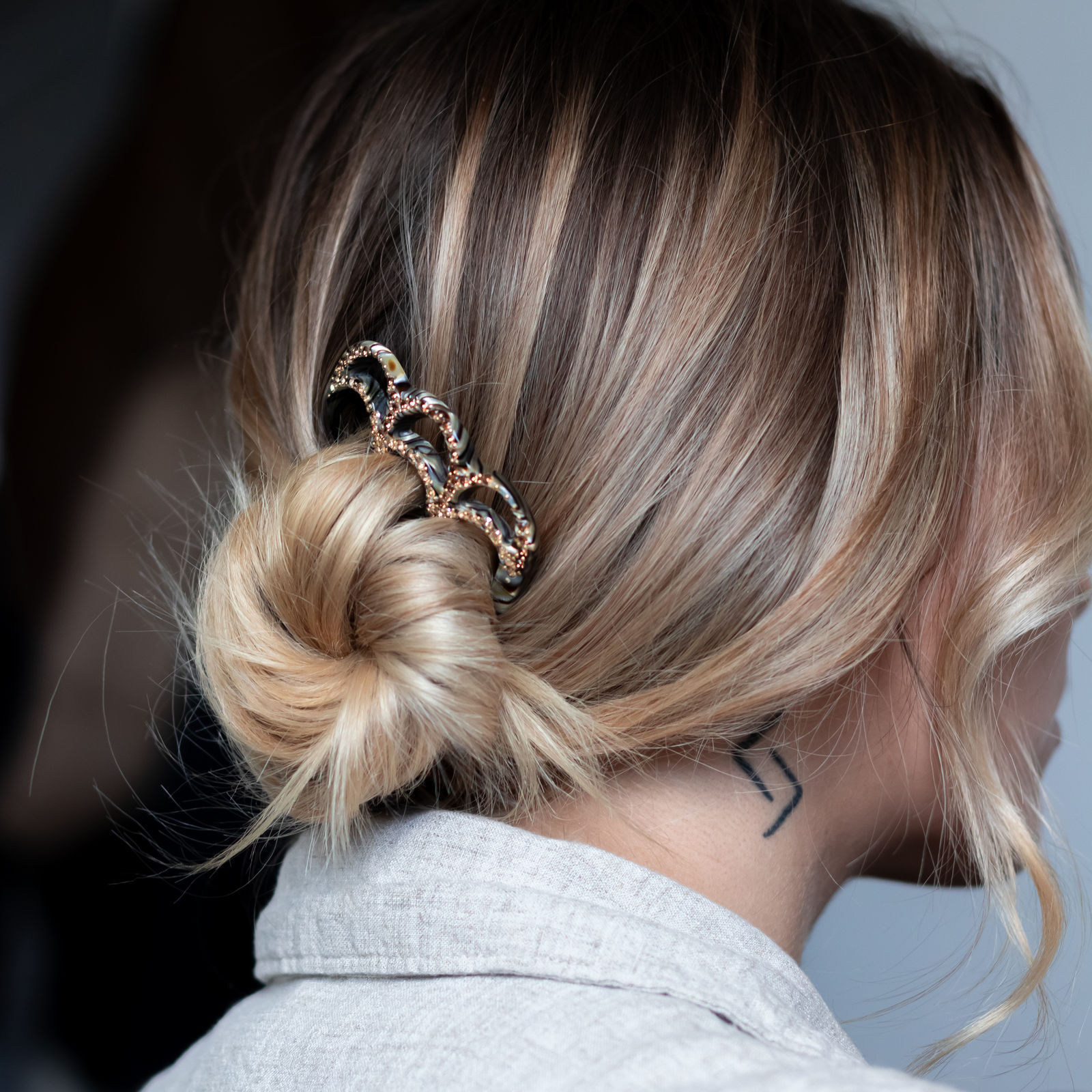 Queue de cheval enroul&eacute;e avec pince bijou, coiffure tendance