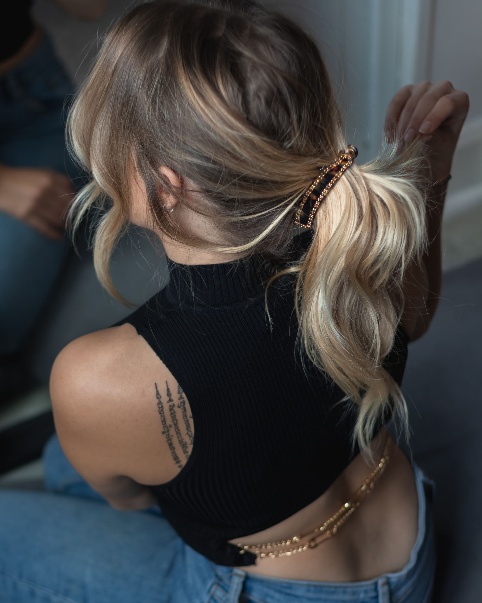 Queue de cheval basse floue avec barrette, coiffure chic tendance