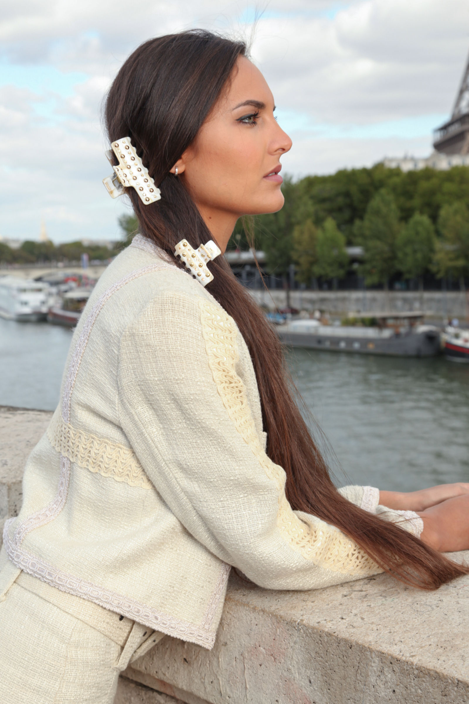 Queue de cheval sur le c&ocirc;t&eacute; avec barrettes, look tendance