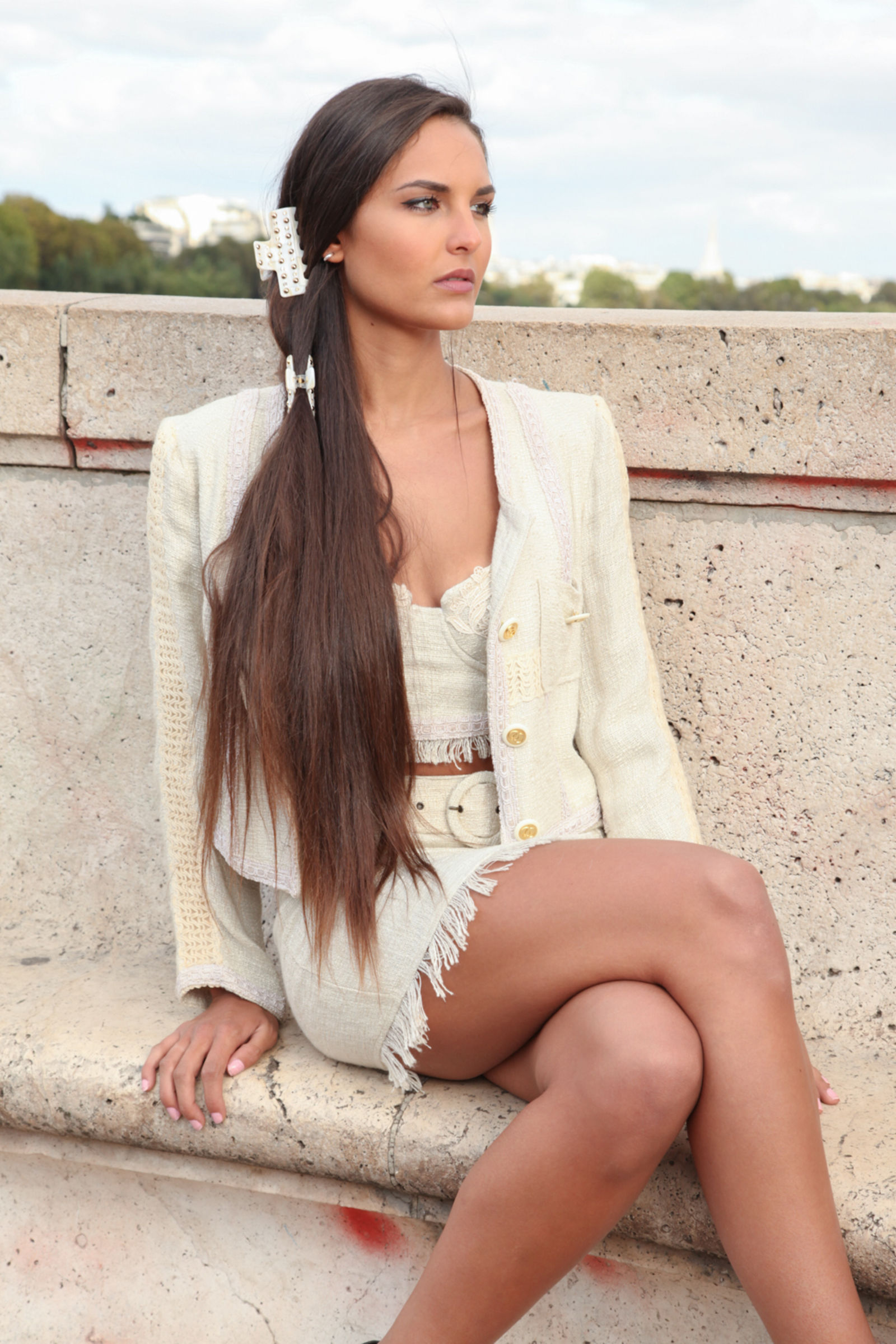 Queue de cheval tr&egrave;s longue avec barrettes, coiffure graphique tendance