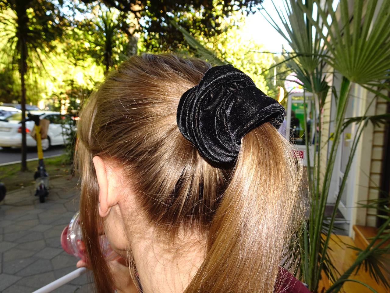 Queue de cheval haute avec maxi scrunchie velours, coiffure tendance